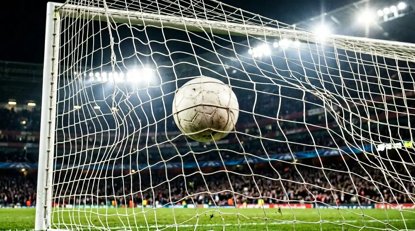 Pallone da calcio che entra nella rete della porta