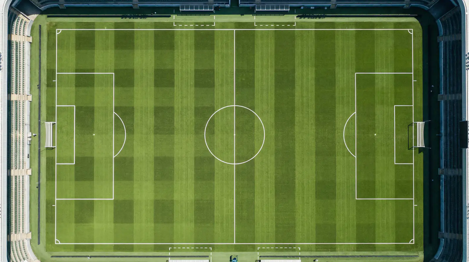 Campo da calcio visto dall'alto con linee tattiche