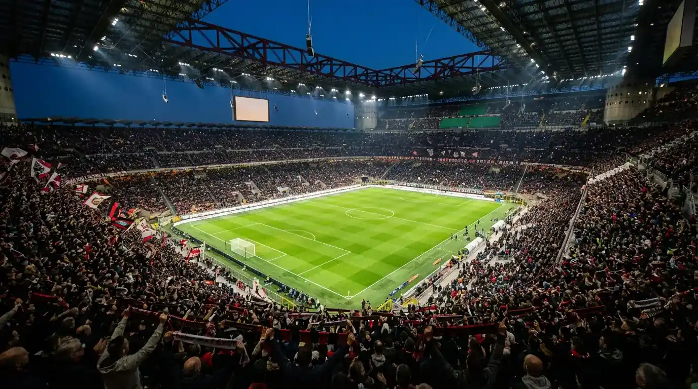 Stadio di calcio italiano illuminato durante una partita serale di Serie A